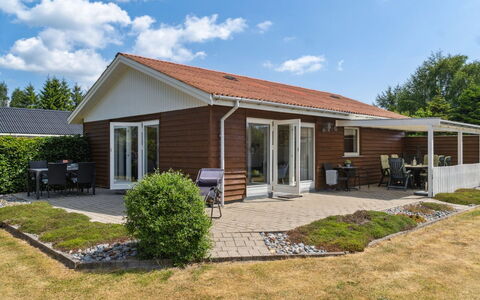 Onni - 1Km from the Sea: Svømmepøl, Ferieby
