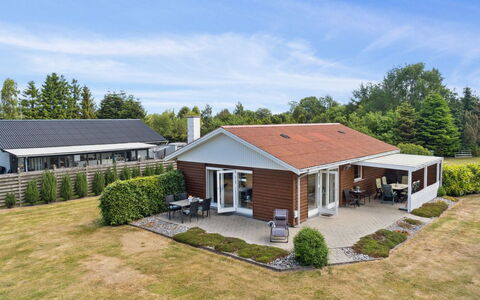 Onni - 1Km from the Sea: Svømmepøl, Ferieby