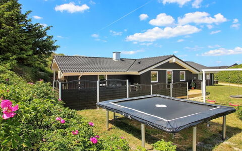 Sirka - 200M from the Sea: Møbel, Indretning, Stol, Gulvbelægning, Bord, Udvej, Etage, Loft, Værelse, Eco Hotel