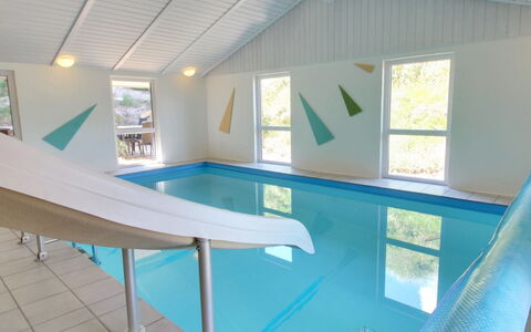 Sirka - 200M from the Sea: Møbel, Indretning, Stol, Gulvbelægning, Bord, Udvej, Etage, Loft, Værelse, Eco Hotel