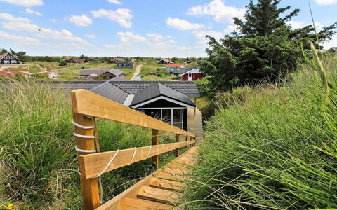 Sirka - 200M from the Sea: Møbel, Indretning, Stol, Gulvbelægning, Bord, Udvej, Etage, Loft, Værelse, Eco Hotel