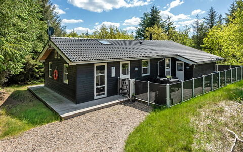 Elena - 800M to the Fjord: Bygning, Hus, Vindue, Hjem, Tag, Boligområde, Busk, Sommerhus, Land Lot