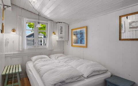 Katri - 500M from the Sea: Træ, Hjem, Dør, Soveværelse, Design, Maling, Hårdttræ, Seng, Planke, Sengetøj