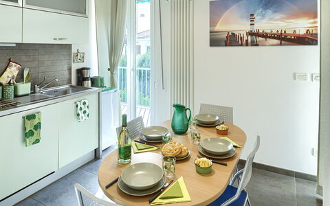 Apartment Serena - Levanto: Ejendom, Cabinetry, Bordservice, Countertop, Mad, Tallerkner, Indretning, Køkken Apparat, Kop, Bord