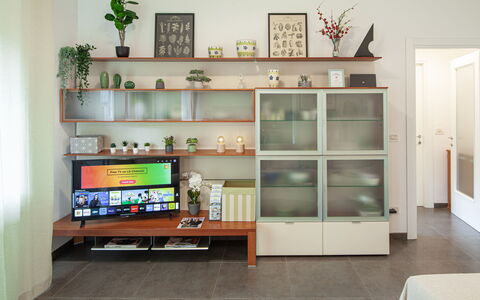 Apartment Serena - Levanto: Ejendom, Møbel, Hylde, Television, Reoler, Orange, Indretning, Træ, Reol, Cabinetry