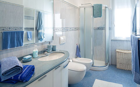 Apartment Serena - Levanto: Tap, Sanitærarmatur, Ejendom, Spejl, Håndvask, Blå, Purple, Brusehoved, Badeværelse, Azure