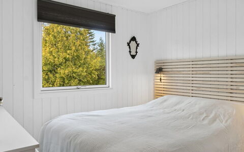 Silvana - 750M from the Sea: Træ, Indretning, Soveværelse, Gulvbelægning, Sengetøj, Etage, Seng, Belysning, Sengetøj, Loft