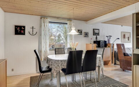 Yak - 350M from the Sea: Tag, Hus, Hjem, Sommerhus, Dør, Sidespor, Dæk, Veranda, Planke, Hårdttræ