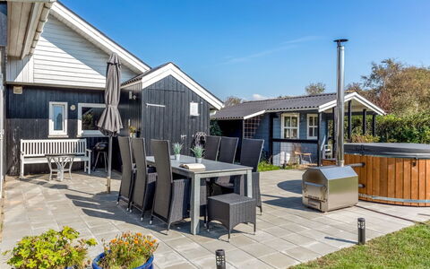 Gudmundine - 350M to the Fjord: Hus, Hjem, Tag, Boligområde, Sommerhus, Estate, Stuehus, Lawn, Landscaping, Sidespor