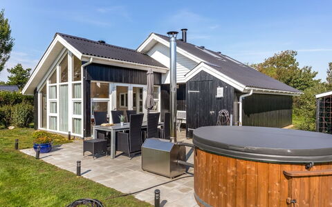 Gudmundine - 350M to the Fjord: Hus, Hjem, Tag, Boligområde, Sommerhus, Estate, Stuehus, Lawn, Landscaping, Sidespor
