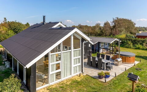 Gudmundine - 350M to the Fjord: Hus, Hjem, Tag, Boligområde, Sommerhus, Estate, Stuehus, Lawn, Landscaping, Sidespor