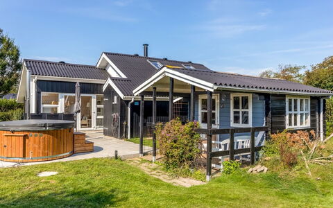 Gudmundine - 350M to the Fjord: Hus, Hjem, Tag, Boligområde, Sommerhus, Estate, Stuehus, Lawn, Landscaping, Sidespor