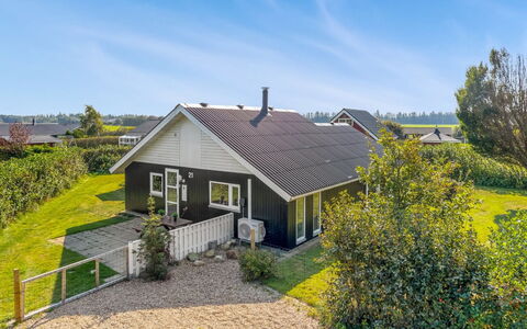 Gudmundine - 350M to the Fjord: Hus, Hjem, Tag, Boligområde, Sommerhus, Estate, Stuehus, Lawn, Landscaping, Sidespor
