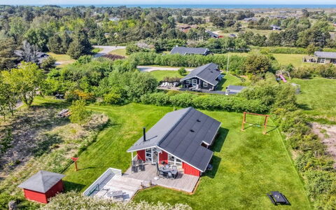 Menka - 1.3Km from the Sea: Bygning, Hus, Træ, Hjem, Tag, Sommerhus, Boligområde, Busk, Arkitektur