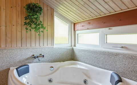 Menka - 1.3Km from the Sea: Sanitærarmatur, Badekar, Badeværelse, Gulvbelægning, Indretning, Loft, Etage, Vvs, Tap, Værelse
