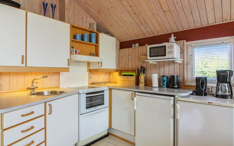 Menka - 1.3Km from the Sea: Træ, Loft, Køkken, Indretning, Countertop, Større Bandage, Værelse, Belysning, Cabinetry, Køkken Apparat