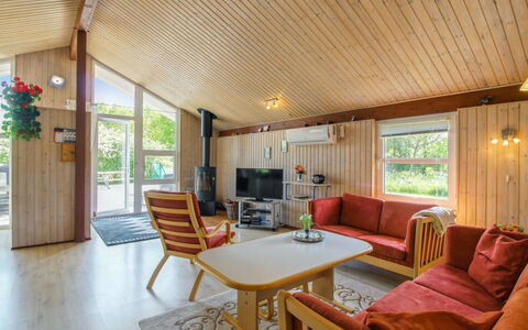 Menka - 1.3Km from the Sea: Træ, Loft, Gulvbelægning, Indretning, Etage, Værelse, Couch, Møbel, Stue, Trægulve
