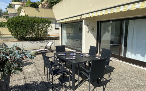 Terrassenwohnung am Kurpark: Plante, Møbel, Bord, Ejendom, Bygning, Vindue, Skygge, Stol, Udendørs Bord, Arkitektur