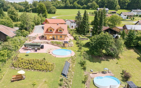 Spiegelau 604: Hus, Estate, Lawn, Stuehus, Svømmepøl, Have, Landscaping, Udvej, Parkere, Gård