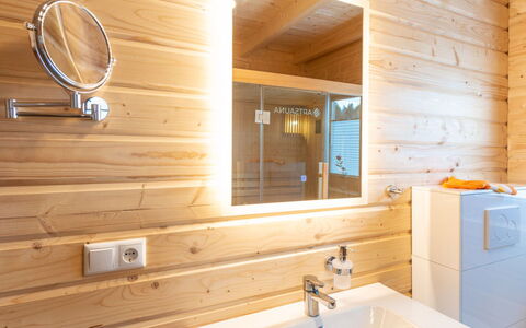 Spiegelau 604: Brun, Spejl, Tap, Sanitærarmatur, Håndvask, Badeværelsesskab, Cabinetry, Badeværelsesvask, Badeværelse, Træ