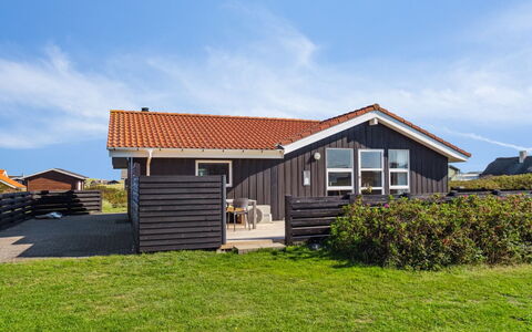 Marissa - 200M from the Sea: Sommerhus, Hus, Hjem, Tag, Sidespor, Skygge, Veranda, Planke, Stuehus, Garden Bygninger