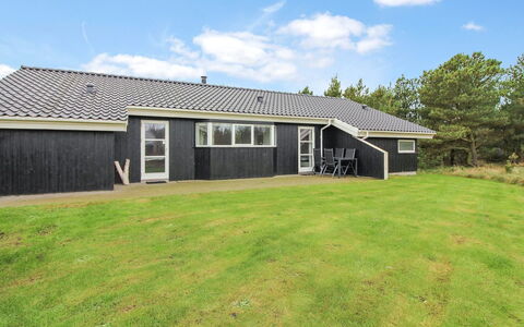 Nani - 900M from the Sea: Bygning, Hus, Træ, Hjem, Tag, Sommerhus, Boligområde, Busk, Arkitektur