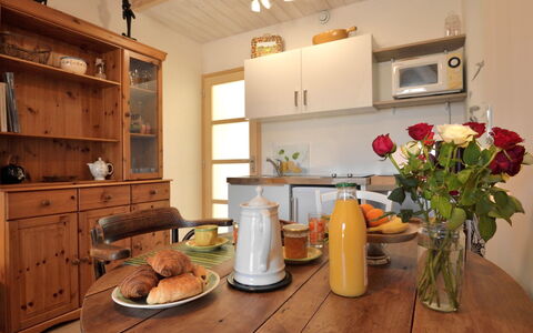 Petit Grain de Café: Møbel, Bord, Cabinetry, Ejendom, Blomst, Countertop, Bordservice, Træ, Indretning, Belysning