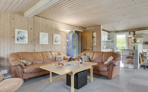 Virpi - 400M from the Sea: Møbel, Træ, Indretning, Loft, Etage, Gulvbelægning, Hjem, Værelse, Couch, Stue