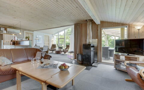 Virpi - 400M from the Sea: Indretning, Møbel, Træ, Loft, Couch, Gulvbelægning, Etage, Stue, Værelse, Stol