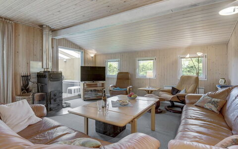 Virpi - 400M from the Sea: Træ, Loft, Indretning, Hjem, Møbel, Værelse, Etage, Sommerhus, Hårdttræ, Stue