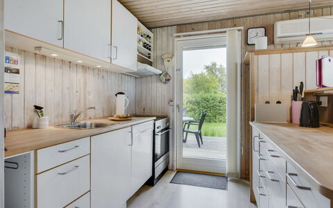 Virpi - 400M from the Sea: Køkken, Træ, Gulvbelægning, Køkken Apparat, Større Bandage, Countertop, Etage, Indretning, Møbel, Hjem