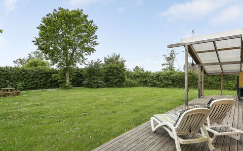 Virpi - 400M from the Sea: Græs, Land Lot, Have, Skygge, Lawn, Landscaping, Backyard, Sommerhus, Gård, Dæk