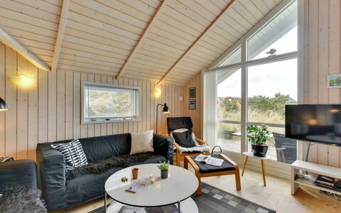 Finnja - 400M from the Sea: Loft, Sommerhus, Stue, Hårdttræ, Bjælkehytte, Planke, Lysarmatur, Garden Bygninger, Trægulve