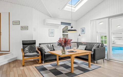 Larisa - 250M from the Sea: Træ, Gulvbelægning, Indretning, Trægulve, Loft, Møbel, Etage, Couch, Stue, Hjem