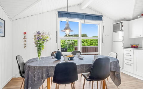 Larisa - 250M from the Sea: Møbel, Indretning, Loft, Køkken & Spisebord, Gulvbelægning, Stol, Bord, Belysning, Etage, Spisestue