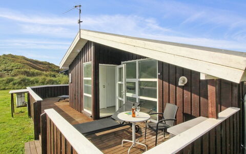 Larisa - 250M from the Sea: Træ, Arkitektur, Hjem, Hårdttræ, Sommerhus, Bejdse, Planke, Skygge, Veranda, Altan