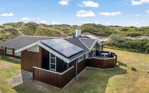 Larisa - 250M from the Sea: Hjem, Tag, Arkitektur, Hus, Sommerhus, Landdistrikt, Sidespor, Estate, Veranda, Hældning
