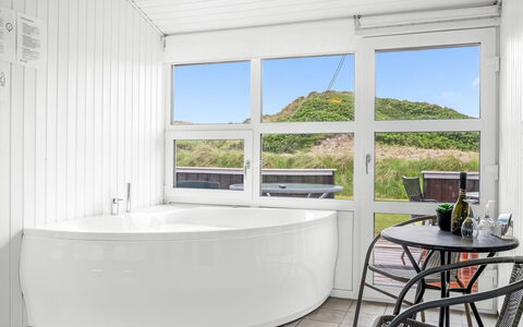 Larisa - 250M from the Sea: Badekar, Etage, Indretning, Gulvbelægning, Loft, Sanitærarmatur, Badeværelse, Design, Hotel, Jacuzzi