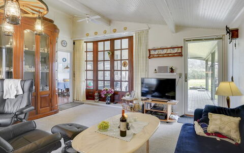 Simon - 225M from the Sea: Tag, Hus, Land Lot, Hjem, Sommerhus, Estate, Garden Bygninger, Skygge, Bjælkehytte, Landscaping