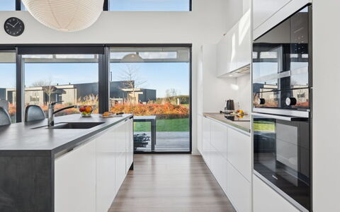 Malfred - 500M from the Sea: Køkken, Countertop, Indretning, Køkken Apparat, Gulvbelægning, Husholdningsapparat, Cabinetry, Loft, Lysarmatur, Møbel
