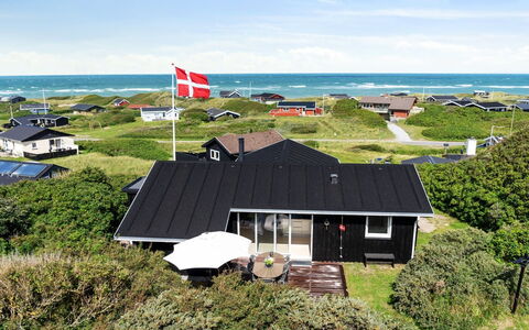 Reinke - 200M from the Sea: Træ, Tag, Arkitektur, Hjem, Hus, Sommerhus, Sidespor, Hårdttræ, Hældning, Estate