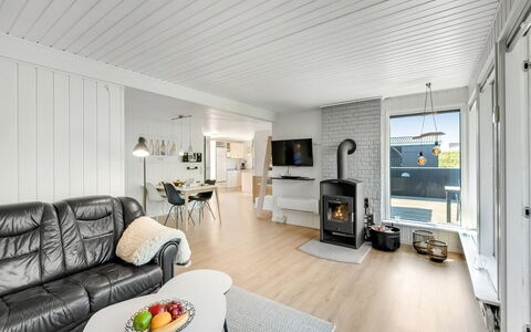 Lill - 50M from the Sea: Træ, Gulvbelægning, Loft, Hjem, Indretning, Etage, Stue, Trægulve, Husholdningsapparat, Hårdttræ