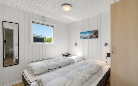 Lill - 50M from the Sea: Træ, Soveværelse, Planke, Hårdttræ, Seng, Sengetøj, Sidespor, Is Kappe, Bed Frame