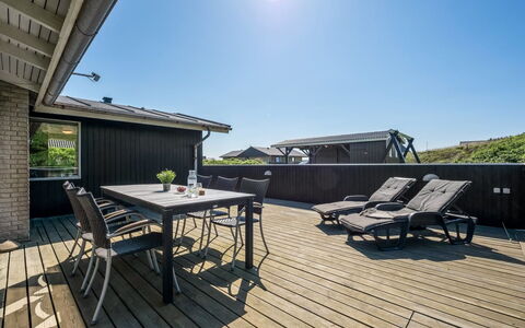 Lill - 50M from the Sea: Træ, Trægulve, Arkitektur, Hjem, Dæk, Hårdttræ, Planke, Dør, Veranda, Bejdse