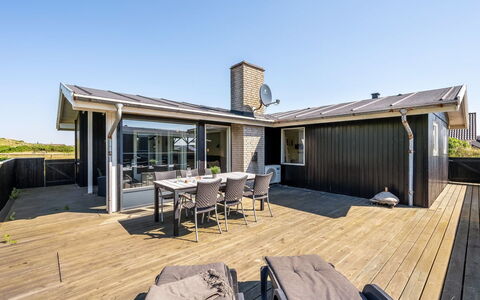 Lill - 50M from the Sea: Træ, Tag, Arkitektur, Hjem, Hus, Sommerhus, Dør, Veranda, Sidespor, Dæk