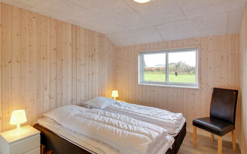 Ethel - 1.5Km to the Fjord: Træ, Soveværelse, Hårdttræ, Bejdse, Loft, Bed Frame, Planke, Sengetøj, Seng, Dagslys
