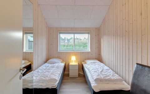 Ethel - 1.5Km to the Fjord: Træ, Etage, Soveværelse, Loft, Seng, Bejdse, Sengetøj, Dagslys, Hårdttræ, Planke