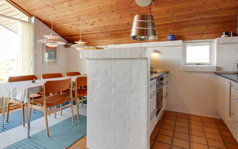 Enwald - 300M from the Sea: Møbel, Gulvbelægning, Indretning, Etage, Træ, Loft, Lysarmatur, Stol, Køkken, Belysning