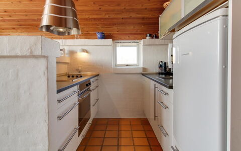 Enwald - 300M from the Sea: Køkken, Countertop, Gulvbelægning, Indretning, Køkken Apparat, Møbel, Etage, Cabinetry, Træ, Sanitærarmatur