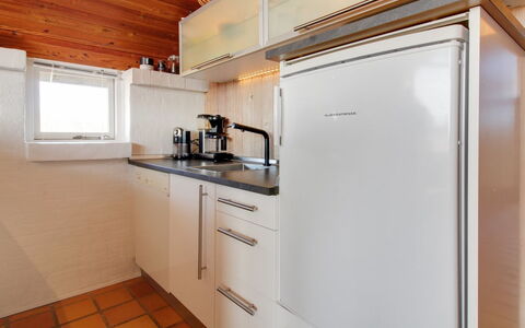 Enwald - 300M from the Sea: Køkken, Større Bandage, Køkken Apparat, Countertop, Gulvbelægning, Træ, Indretning, Sanitærarmatur, Etage, Tap